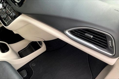 Used 2019 Chrysler Pacifica Touring-L Plus w/ Tire & Wheel Group image 19