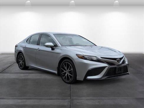 Used 2022 Toyota Camry SE image 2