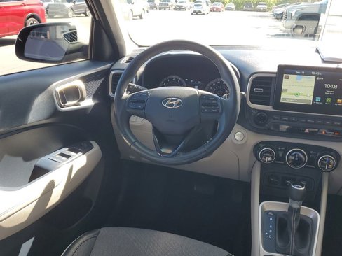 Certified 2020 Hyundai Venue image 7