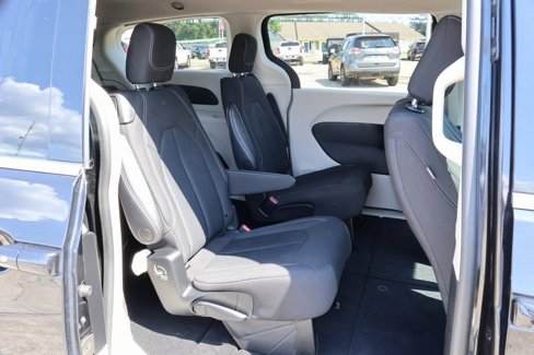 Used 2022 Chrysler Voyager LX image 10