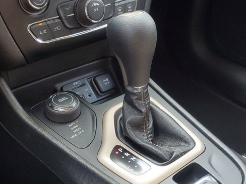 Used 2018 Jeep Cherokee Latitude w/ Safety Group image 24