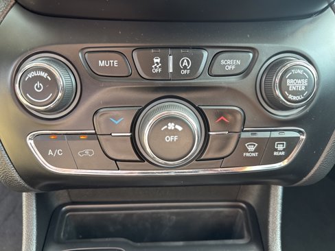 Used 2019 Jeep Cherokee Latitude Plus image 36