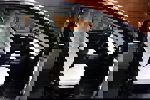 Used 2022 Tesla Model 3 Standard Range image 18
