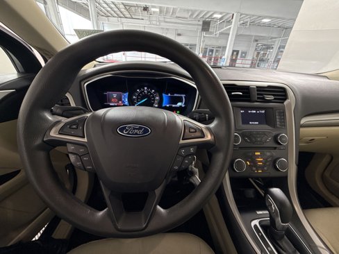 Used 2015 Ford Fusion SE image 16
