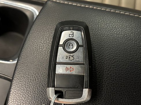 Used 2019 Ford Fusion SE image 16