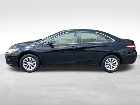 Used 2016 Toyota Camry LE image 2