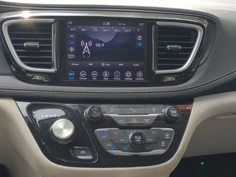 Used 2020 Chrysler Pacifica Limited image 16
