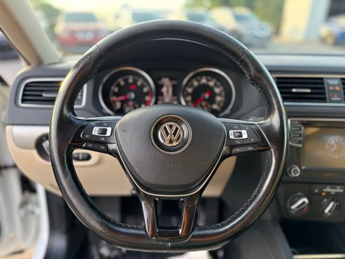 Used 2017 Volkswagen Jetta SE image 19