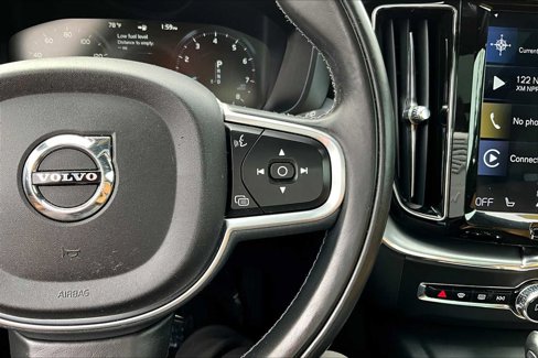Used 2019 Volvo XC60 T5 Momentum w/ Multimedia Package image 23