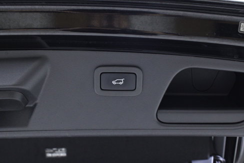 Used 2018 Jaguar E-PACE SE image 12
