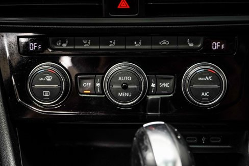 Used 2020 Volkswagen Jetta SE w/ SE Cold Weather Package image 19
