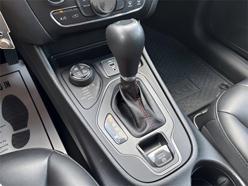 Used 2019 Jeep Cherokee Trailhawk w/ Cold Weather Group image 16