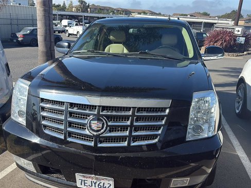 Used 2012 Cadillac Escalade Luxury image 2
