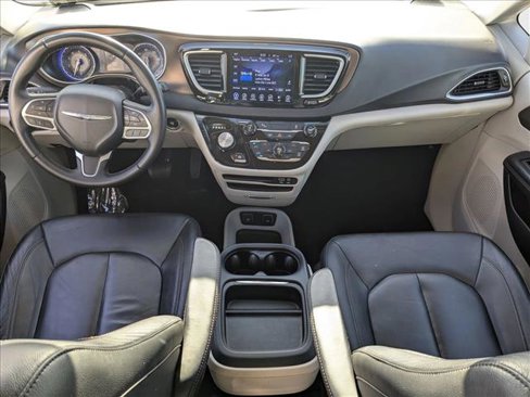 Used 2017 Chrysler Pacifica Touring-L image 17