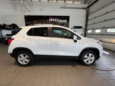 Used 2021 Chevrolet Trax LT w/ LT Convenience Package image 14