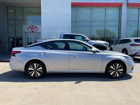 Used 2022 Nissan Altima 2.5 SV image 2