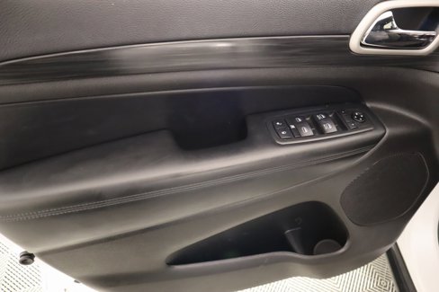Used 2020 Jeep Grand Cherokee Laredo image 14