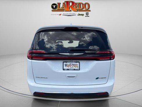 Used 2022 Chrysler Pacifica Touring-L image 6