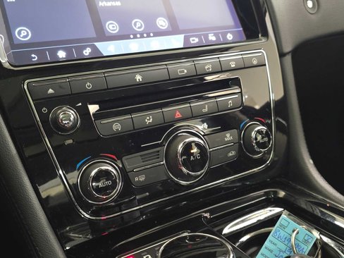 Used 2019 Jaguar XJ R-Sport image 30