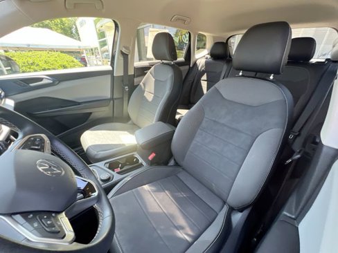 Certified 2022 Volkswagen Taos SE w/ IQ.Drive SE Package image 11