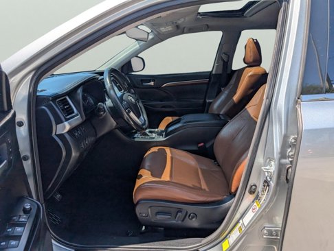 Used 2017 Toyota Highlander Limited image 11