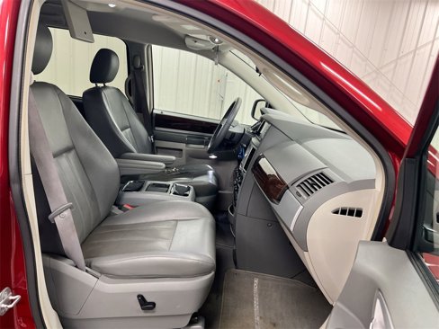 Used 2010 Chrysler Town & Country Touring image 21