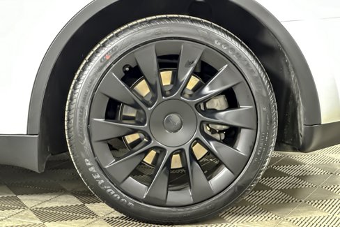 Used 2023 Tesla Model Y AWD image 25