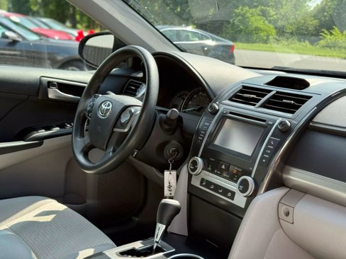 Used 2012 Toyota Camry L image 34