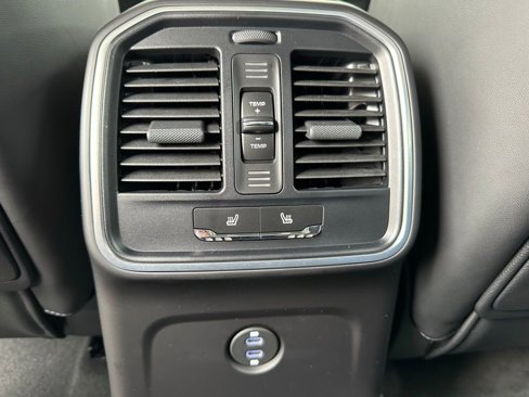 Used 2025 Porsche Macan image 32