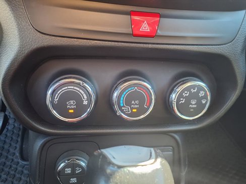 Used 2016 Jeep Renegade Trailhawk image 16