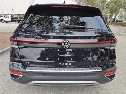 Used 2025 Volkswagen Taos SE image 9