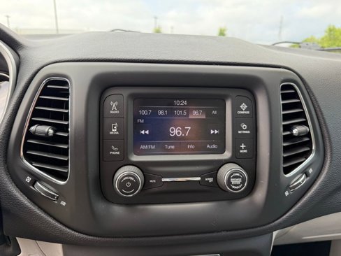 Used 2017 Jeep Compass Latitude image 19