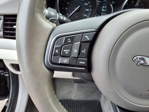 Used 2018 Jaguar XF Premium image 16