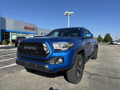 Used 2018 Toyota Tacoma TRD Off-Road image 2