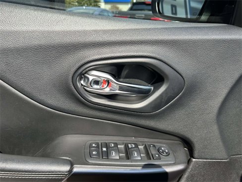 Used 2019 Jeep Cherokee Latitude w/ Popular Appearance Group image 17