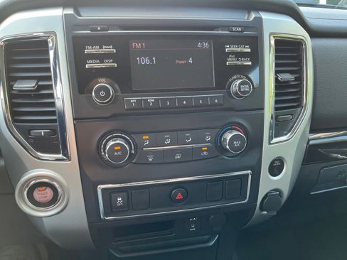Used 2018 Nissan Titan SV image 11