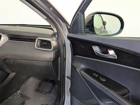 Used 2019 Kia Sorento L image 4