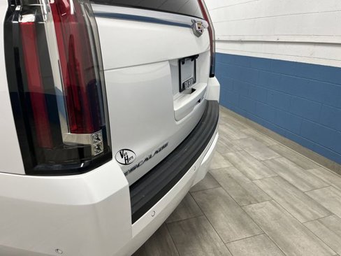 Used 2018 Cadillac Escalade ESV Premium Luxury image 40