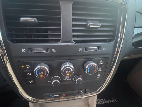 Used 2014 Dodge Grand Caravan SXT image 3