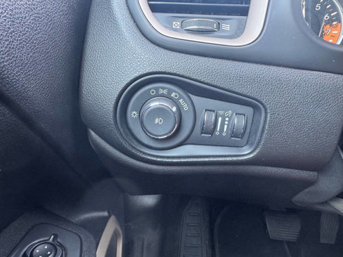 Used 2017 Jeep Renegade Latitude image 22