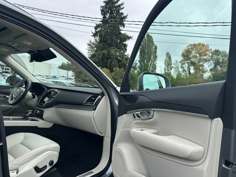 Used 2020 Volvo XC90 T5 Momentum w/ Protection Package Premier image 11