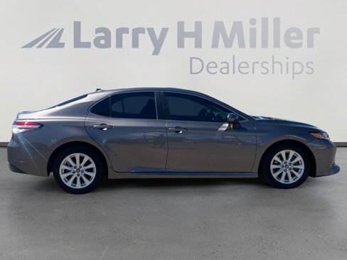 Used 2020 Toyota Camry LE image 6