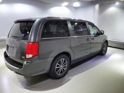 Used 2017 Dodge Grand Caravan SXT image 17