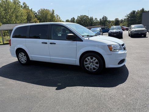 Used 2020 Dodge Grand Caravan SE w/ UConnect Hands-Free Group image 2