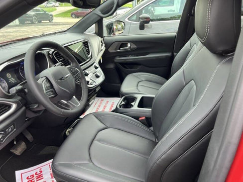 New 2025 Chrysler Pacifica Select image 2