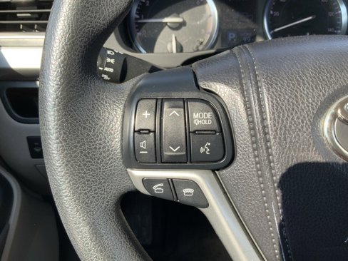 Used 2014 Toyota Highlander LE image 29