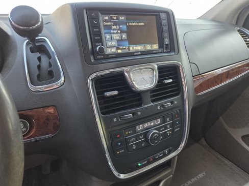 Used 2016 Chrysler Town & Country Touring w/ Driver Convenience Group image 9