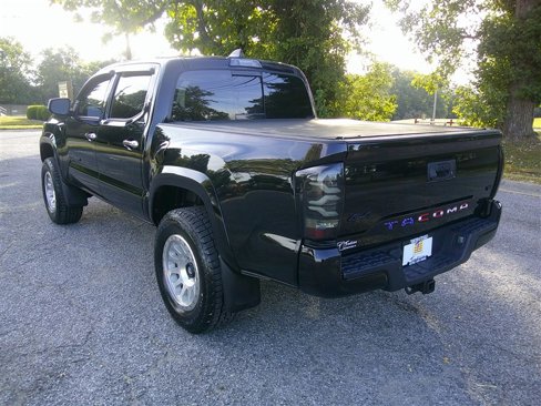 Used 2021 Toyota Tacoma Limited image 3