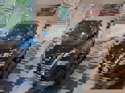 Used 2022 Nissan Rogue SV image 2