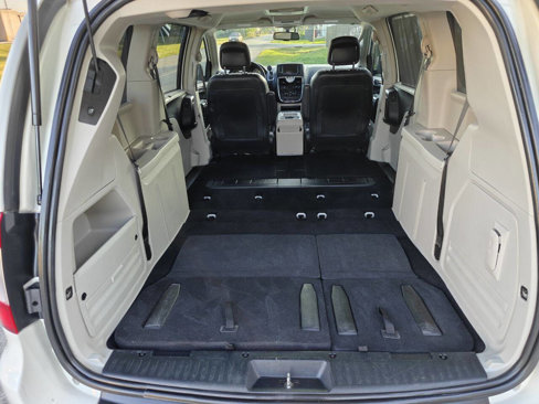 Used 2011 Chrysler Town & Country Touring-L image 30